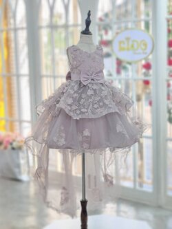 ชุดราตรีเด็ก(หน้าร้านอยู่รัชดา ลองได้ถ่ายรูปจากชุดจริง)E041 สีม่วงหม่น อมสีเทา ตกแต่งด้วยดอกไม้ทั้งตัว กระโปรงหน้าสั้นหลังยาว