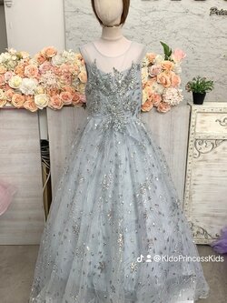 ชุดราตรีเด็ก(หน้าร้านอยู่รัชดา ลองได้ถ่ายรูปจากชุดจริง)W18365 สีเงิน แขนสั้น กระโปรงหน้ายาวหลังยาวทรงเจ้าหญิงเรียบหรู ดูแพง