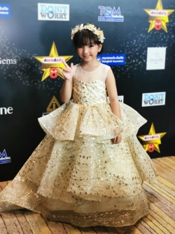 ชุดราตรีเด็กออกงาน(หน้าร้านอยู่รัชดา ลองได้ถ่ายรูปเองจากชุดจริง)ชุดออกงานเด็ก ชุดเจ้าหญิงสีครีมดิ้นทอง อกซีทรูกระโปรงชั้นๆหน้าสั้นหลังยาว สวยหรูมากเลยค่ะ