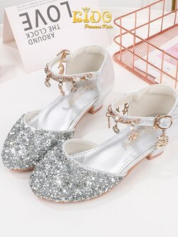 รองเท้าเด็ก(หน้าร้านอยู่รัชดา ลองได้)H100สีเงิน เพชรระยิบระยับ เปิดข้าง ประดับห้อยโซ่รูปดาวตรงสายรัดรองเท้า สวยสุดเก๋