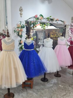 ssชุดราตรีเด็ก(หน้าร้านอยู่รัชดา ลองได้ถ่ายรูปจากชุดจริง)A214สีทอง สีขาว สีชมพู สีแดง สีน้ำเงิน สีฟ้าอกแต่งจีบไหว้เอวปัดเกล็ด กระโปรงยาวสุดหรูหราไฮโซมากๆเลย เดรสออกงานเด็ก