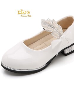 รองเท้าเด็ก ควรเผื่อ1ซมจากยาวเท้า(หน้าร้านอยู่รัชดา ลองได้)H085สีขาว หนังแก้ว คาดเพชรลายใบไม้ ตรงสายรัดรองเท้า น่ารักมากคะ