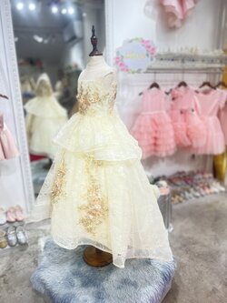 ชุดเจ้าหญิง*หน้าร้านอยู่รัชดา ลองได้ถ่ายรูปจากของจริง*W18479 สีครีม ปักดอกไม้ กระโปรงหน้ายาวหลังยาวลากพื้น