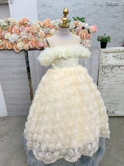 ชุดราตรีเด็ก(หน้าร้านอยู่รัชดา ลองได้ถ่ายรูปจากชุดจริง)W19118. สีครีม กระโปรงยาว โอบไหล่