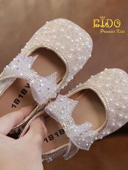 รองเท้าเด็ก(หน้าร้านอยู่รัชดา ลองได้)H056สีชมพู ติดมุกประดับเพชร แต่งด้วยโบว์ติดเพชรตรงสายรัดรองเท้า สวยน่ารักมาก