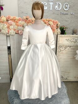 ชุดราตรีเด็ก(หน้าร้านอยู่รัชดา ลองได้ถ่ายรูปจากชุดจริง)W18767สีขาวแขนยาวสามส่วน คอเสื้อและแขนประดับด้วยมุก กระโปรงยาวเรียบหรู