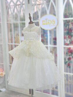 ชุดราตรีเด็ก(หน้าร้านอยู่รัชดา ลองได้ถ่ายรูปจากชุดจริง)B096 ทรงยาวสีครีม กระโปรงยาว กระโปรงสองชั้น ชั้นบนปักเย็บด้วยลูกไม้ ช่วงอกเป็นซีทรู ตรงอกปักเย็บด้วยมุกและลูกไม้ ตรงคอปักด้วยไข่มุกสีครีม