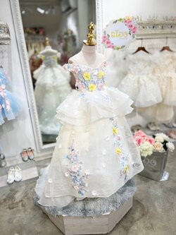 ชุดราตรีเด็ก(หน้าร้านอยู่รัชดา ลองได้ถ่ายรูปจากชุดจริง)W18359 สีครีม แต่งดอกไม้สีหวานหรูหราสวยมาก กระโปรงหน้ายาวหลังยาว โอบแขน