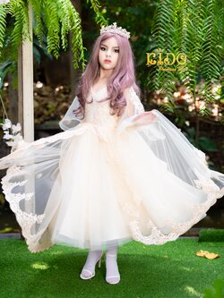 ชุดราตรีเด็ก(หน้าร้านอยู่รัชดา ลองได้ถ่ายรูปเองจากชุดจริง)F179 สีทองคอแหลมปักเลื่อมที่ตัวเสื้อ ชายกระโปรงประดับด้วยลูกไม้ ทรงหน้าสั้นหลังยาว มีแขนยาวดูกรุยกราย ชุดเจ้าหญิงตัวน้อย