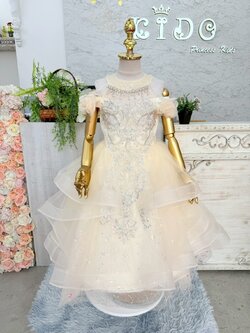 ชุดราตรีเด็ก(หน้าร้านอยู่รัชดา ลองได้ถ่ายรูปเองจากชุดจริง)W19242 สีครีม กระโปรงยาว คอติด ประดับเพชร โอบไหล่ สวยหรู