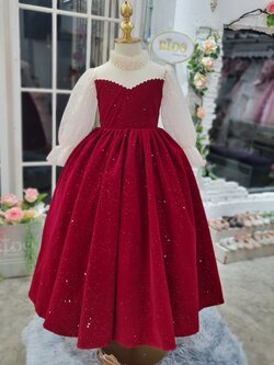 ชุดราตรีเด็ก(หน้าร้านอยู่รัชดา ลองได้ถ่ายรูปจากชุดจริง)W18770สีแดงแขนตุ๊กตาซีทรูยาว คอเสื้อประดับด้วยมุก กระโปรงผ้ากำมะหยี่ติดกลิตเตอร์ วุ็งวิ้งน่ารักๆ