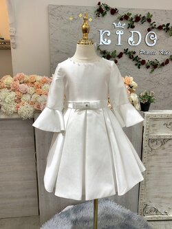 ชุดราตรีเด็ก(หน้าร้านอยู่รัชดา ลองได้ถ่ายรูปจากชุดจริง)B271 สีขาว กระโปรงยาว แขนยาว ประดับโบว์หน้าหลัง เรียบหรูค่ะ