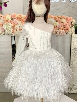 ชุดราตรีเด็ก(หน้าร้านอยู่รัชดา ลองได้ถ่ายรูปจากชุดจริง)W18923 สีขาว กระโปรงสั้นฟูๆ ไหล่เบี่ยง ประดับกลิตเตอร์ขนนก ฟูสวย