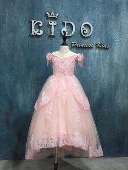 เช่าชุดเด็ก*มีหน้าร้านอยู่รัชดา ลองได้ เปลี่ยนได้ ถ่ายรูปเองจากสินค้าจริง*W18096 ชุดราตรีเด็ก สีโอรส มีแขนโอบไหล่ตกแต่งด้วยลูกปัดคริสตัล หน้ายาวหลังยาวลากพื้น หน้าสั้นหลังยาว