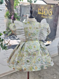 ชุดราตรีเด็ก(หน้าร้านอยู่รัชดา ลองได้ถ่ายรูปจากชุดจริง)W18581 สีเขียว แขนพองชุดพิมพ์ลายกระโปรงสั้น