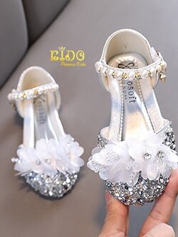 รองเท้าเด็กออกงาน(หน้าร้านอยู่รัชดา ลองได้)H186 สีเงิน เปิดข้างดอกไม้หน้าคาดมุก