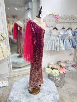 ชุดราตรีเด็ก(หน้าร้านอยู่รัชดา ลองได้ถ่ายรูปเองจากชุดจริง)W18605 สีแดง กระโปรงยาวเข้ารูปแต่งสะไบเฉียง