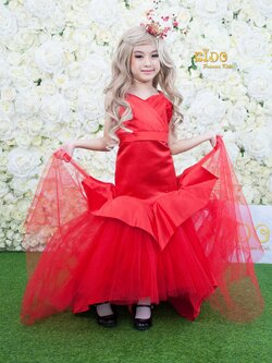 เช่าชุดเด็ก*มีหน้าร้านอยู่รัชดา ลองได้ เปลี่ยนได้ ถ่ายรูปเองจากสินค้าจริง*W18216 ชุดราตรีเด็กเดินแบบสีแดง ตัวเสื้อเก๋ด้วยการเย็บจับจับเกล็ด ทรงหางปลาเสริมความหรูชายกระโปรงด้วยผ้าโปร่งอัดพรีสหน้ายาวเสมอพื้นหลังยางลากดิน หน้าสั้นหลังยาว