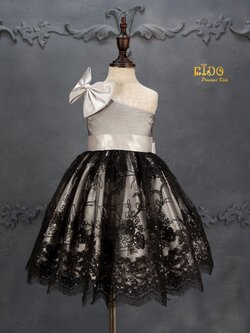 ชุดออกงานเด็ก(หน้าร้านอยู่รัชดา ลองได้ถ่ายรูปเองจากชุดจริง)F0003 สีดำกระโปรงสีเทา ไหล่เฉียงติดโบว์ที่ไหล่ กระโปรงสั้นเป็นลูกไม้เก๋ๆ