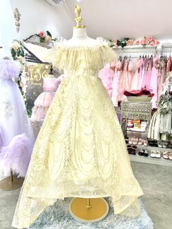 ชุดราตรีเด็ก(หน้าร้านอยู่รัชดา ลองได้ถ่ายรูปจากชุดจริง)W18684 สีทอง กระโปรงหน้าสั้นหลังยาว ประดับด้วยมุกที่คอ มีระบายจีบคลุมแขน ดูหรูมาก