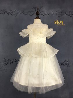 ชุดเจ้าหญิง(หน้าร้านอยู่รัชดา ลองได้ถ่ายรูปเองจากชุดจริง)W18175 ชุดสีครีมทรงซินเดอเรลล่า ให้ความรู้สึกเหมือนเจ้าหญิงในนิทาน ทรงเปิดไหล่มีแขนระบาย กระโปรงยาว