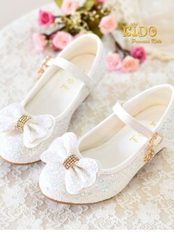 รองเท้าเด็ก*มีหน้าร้านอยู่รัชดา ลองได้ เปลี่ยนได้ ถ่ายรูปเองจากสินค้าจริง*H094สีขาว ด้านหน้าติดโบว์เพชรระยิบระยับ ห้อยดาวตรงสายรัดรองเท้า เก๋ๆ