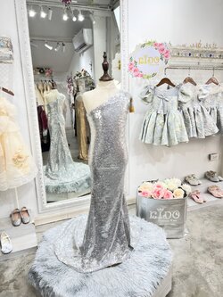 ชุดราตรีเด็ก(หน้าร้านอยู่รัชดา ลองได้ถ่ายรูปจากชุดจริง)W18607 สีเงิน ชุดหางปลากระโปรงหน้ายาวหลังยาว ไหล่เฉียง