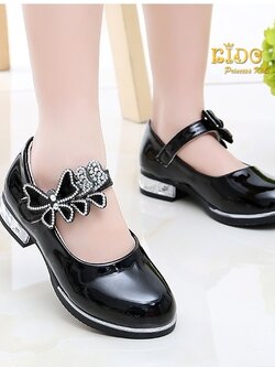 รองเท้าเด็ก ควรเผื่อ1ซมจากยาวเท้า(หน้าร้านอยู่รัชดา ลองได้)H084สีดำ หนังแก้ว คาดโบว์ติดเพชร ตรงสายรัดรองเท้า น่ารักมากคะ