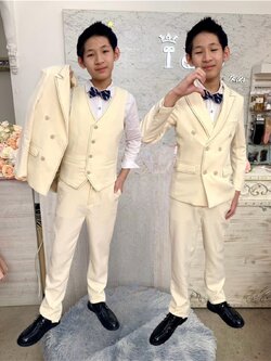 สูทเด็กผู้ชาย(หน้าร้านอยู่รัชดา ลองได้ถ่ายรูปจากชุดจริง)S185 สีครีม เซ็ตสูท6ชิ้น สูท เชิ้ต กั๊ก กางเกง หูกระต่าย เข็มกลัด