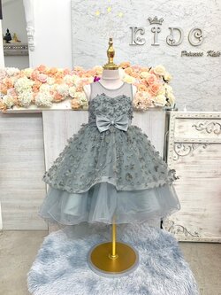 ชุดราตรีเด็ก(หน้าร้านอยู่รัชดา ลองได้ถ่ายรูปจากชุดจริง)B265สีเทา หน้าสั้นหลังยาวประดับดอกไม้ทั้งตัว