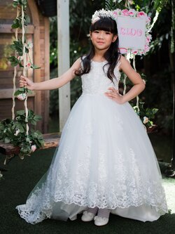 ชุดออกงานเด็ก(หน้าร้านอยู่รัชดา ลองได้ถ่ายรูปเองจากชุดจริง)B099สีขาว ตกแต่งด้วยดอกไม้ ทั้งตัว กระโปรงหน้ายาวเสมอพื้นหลังยาวลากพื้น ชายกระโปรงเป็นลูกไม้ หน้าสั้นหลังยาว เดรสออกงานเด็ก