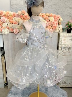 ชุดราตรีเด็ก(หน้าร้านอยู่รัชดา ลองได้ถ่ายรูปจากชุดจริง)W18968 สีเงิน เปิดไหล่ แต่งคลิสตัล กระโปรงสั้น