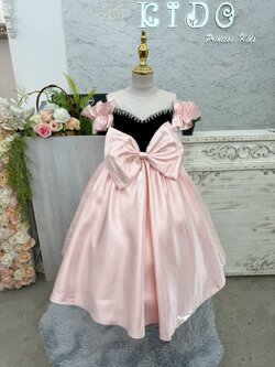 ชุดราตรีเด็ก(หน้าร้านอยู่รัชดา ลองได้ถ่ายรูปเองจากชุดจริง)W19234 สีดำ-ชมพู กระโปรงยาว แขนสั้น คอซีทรู ประดับโบว์ใหญ่ สวยเก๋