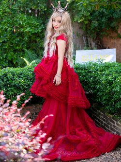 เช่าชุดเด็ก*มีหน้าร้านอยู่รัชดา ลองได้ เปลี่ยนได้ ถ่ายรูปเองจากสินค้าจริง*W18206 ชุดเดินแบบเด็กสีแดงเน้นความหรูที่การตกแต่งด้วยการนำผ้ามาจับจีบระบายแต่งเป็นลวดลายในชุด กระโปรงทรงหน้าสั้นหลังยาวดูเปรี้ยวแบบมีสไตล์ มีแขน