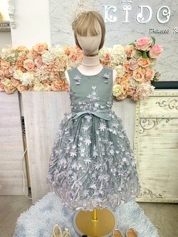 ชุดเดรสเด็ก(หน้าร้านอยู่รัชดา ลองได้ถ่ายรูปจากของจริง)T653 สีเทา ตกแต่งด้วยดอกไม้ทั้งตัว กระโปรงสั้น ชุดราตรีเด็กออกงาน
