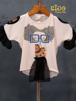 เสื้อยืดเด็ก*มีหน้าร้าน ตรงปก พร้อมส่ง*Z0105 แขนสั้น เว้าไหล่ สีชมพูปลายแขนระบาย พิมพ์ลายเด็กผู้หญิง