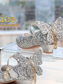 รองเท้าเด็ก(หน้าร้านอยู่รัชดา ลองได้)H005 สีเงิน เพชรระยิบระยับ ผีเสื้อด้านหลังสุดเก๋ สวยเจ้าหญิงมาก