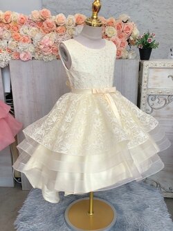 ชุดเจ้าหญิง(หน้าร้านอยู่รัชดา ลองได้ถ่ายรูปจากชุดจริง)B240 สีครีม ชุดลูกไม้ กระโปรงหน้าสั้นหลังยาว