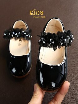 รองเท้าเด็ก ควรเผื่อ1ซมจากยาวเท้า(หน้าร้านอยู่รัชดา ลองได้)H090สีดำ หนังแก้ว แต่งดอกไม้ติดมุกสีครีม ตรงสายรัดรองเท้า น่ารักมาก ใส่สวย