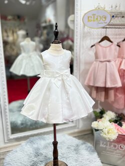 ชุดราตรีเด็ก(หน้าร้านอยู่รัชดา ลองได้ถ่ายรูปจากชุดจริง)B261สีขาว เรียบๆแต่เอาอยู่ทุกงานค่า กระโปรงสั้น