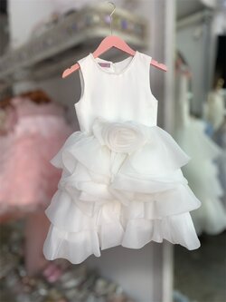 ชุดราตรีเด็ก(ร้านอยู่รัชดา ลองได้ถ่ายรูปจากชุดจริง)W18570S สีขาว คอแต่งเพชรกระโปรงฟูเป็นชั้นๆ