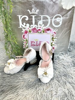 รองเท้าเด็ก(หน้าร้านอยู่รัชดา ลองได้)H149สีขาว ประดับโบว์ลูกไม้ มีสายคาด