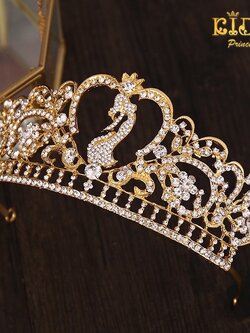 มงกุฎเด็ก(หน้าร้านอยู่รัชดา)KF576 สีทอง มงกุฎเจ้าหญิง มีผู้หญิงตรงกลางมงกุฎ น่ารัก