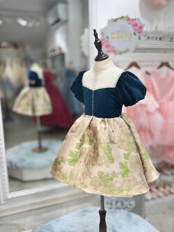 ชุดราตรีเด็ก(หน้าร้านอยู่รัชดา ลองได้ถ่ายรูปจากชุดจริง)W18474สีน้ำเงิน เสื้อกำมะหยี่ แขนตุ๊กตา กระโปรงสั้นลายดอกไม้