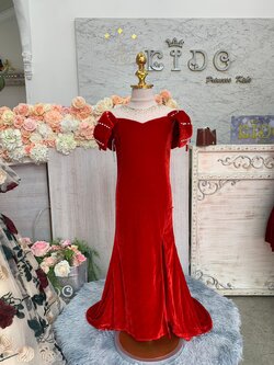 ชุดเดินแบบเด็ก(หน้าร้านอยู่รัชดา ลองได้ถ่ายรูปจากชุดจริง)W18691 สีแดง ไหล่ประดับโบว์ ทรงหางปลา หน้ายาวหลังยาวลากพื้น