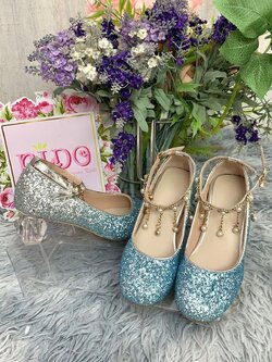 รองเท้าเด็กออกงาน(หน้าร้านอยู่รัชดา ลองได้)H154 สีฟ้า ทูโทน เพชรระยิบระยับ ประดับด้วยสร้อยมุกตรงสายรัดรองเท้า ส้นแก้ว สวยหรูมาก