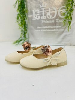 รองเท้าเด็กออกงาน(หน้าร้านอยู่รัชดา ลองได้)H116 สีครีม แต่งดอกไม้หลากสีที่สาย