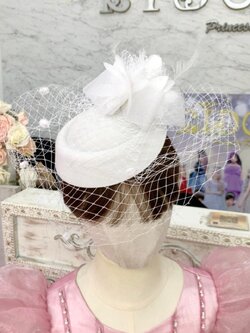 คาดผมเด็ก(หน้าร้านอยู่รัชดา)KF673 หมวกคาดผมเด็กสีขาว ดอกไม้ใหญ่โบว์ตาข่ายประดับขนนก