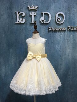 ชุดออกงานเด็ก(หน้าร้านอยู่รัชดา ลองได้ถ่ายรูปเองจากชุดจริง)F0002แบบเรียบหรูสีครีม ติดลูกไม้ฉลุช่วงไหล่ และชายกระโปรง ทรงกระโปรงสั้น