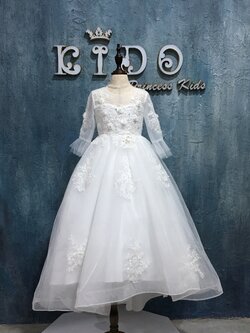 ชุดราตรีเด็กรูปเ(หน้าร้านอยู่รัชดา ลองได้ถ่ายองจากชุดจริง)W18108 สีขาวมีแขนซีทรูสามส่วน กระโปรงหน้ายาวเสมอหลังยาวลากพื้น ประดับด้วยลูกไม้ที่อกเสื้อและกระโปรง เรียบหรูมาก หน้าสั้นหลังยาว